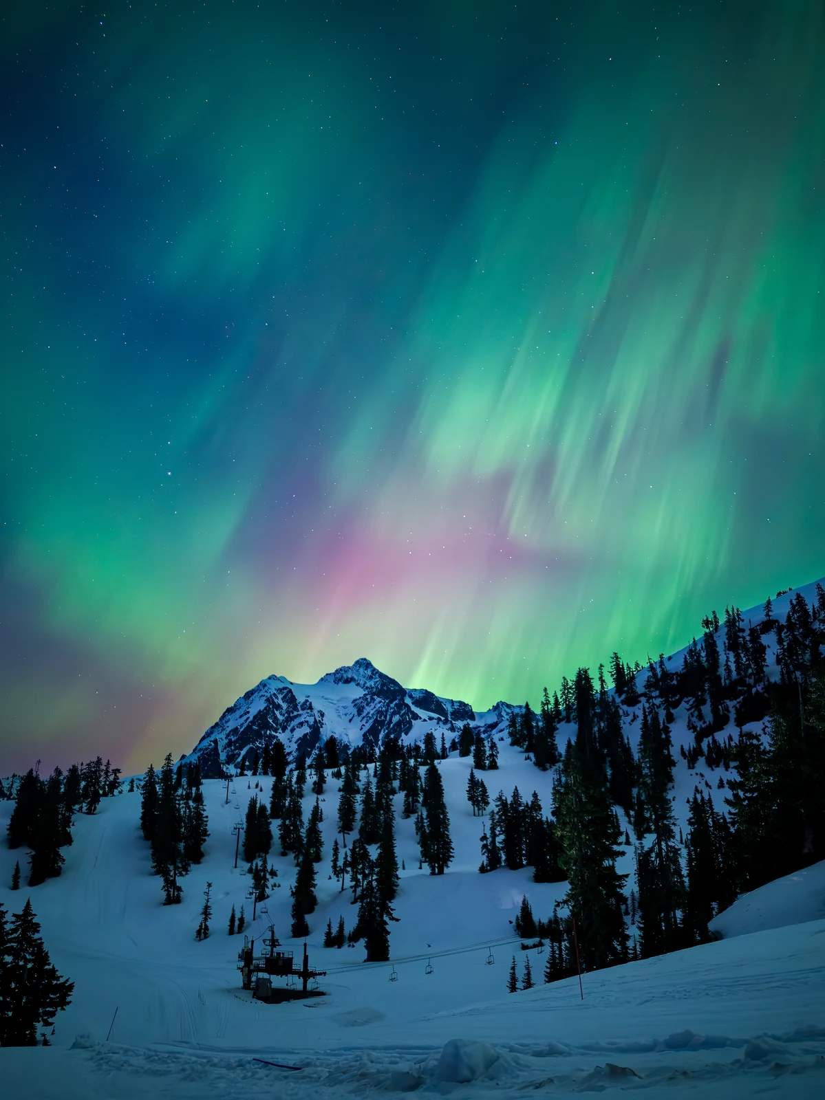«Aurora Over Mount Shuksan» – Enrique Barquet, 1η θέση στην κατηγορία Mobile Nighttime Photography