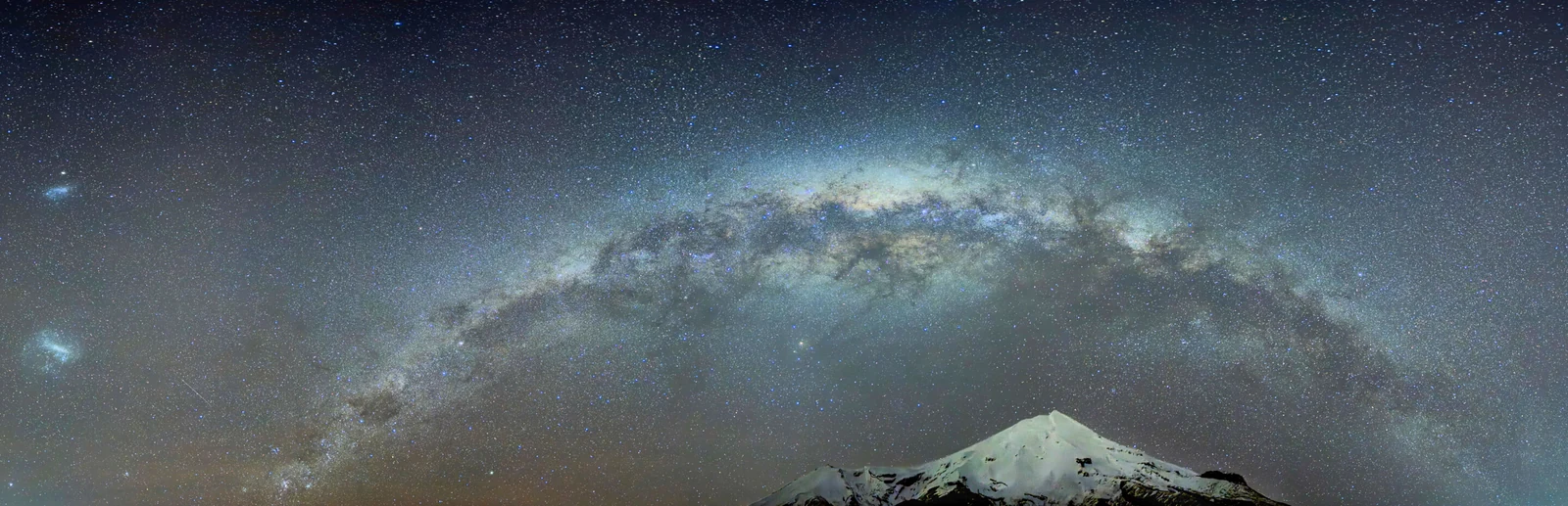 «Milky Way Arch with LMC and SMC over Taranaki Maunga» – Nikita Veerabahu Pillai, 3η θέση στην κατηγορία Mobile Nighttime Photography
