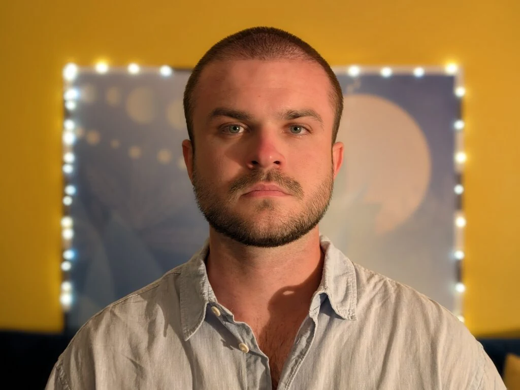 Portrait of a man captured with the Google Pixel 11 Pro XL in DXOMARK’s bokeh test