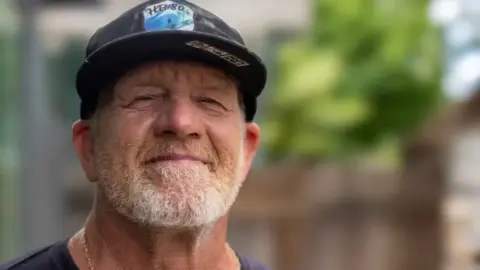 Πέθανε στα 62 ο θρυλικός φωτογράφος surf Hank Foto