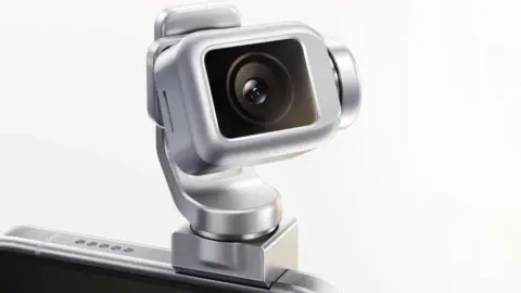Το Robot Phone βγήκε στην αγορά και η κάμερά του… κινείται