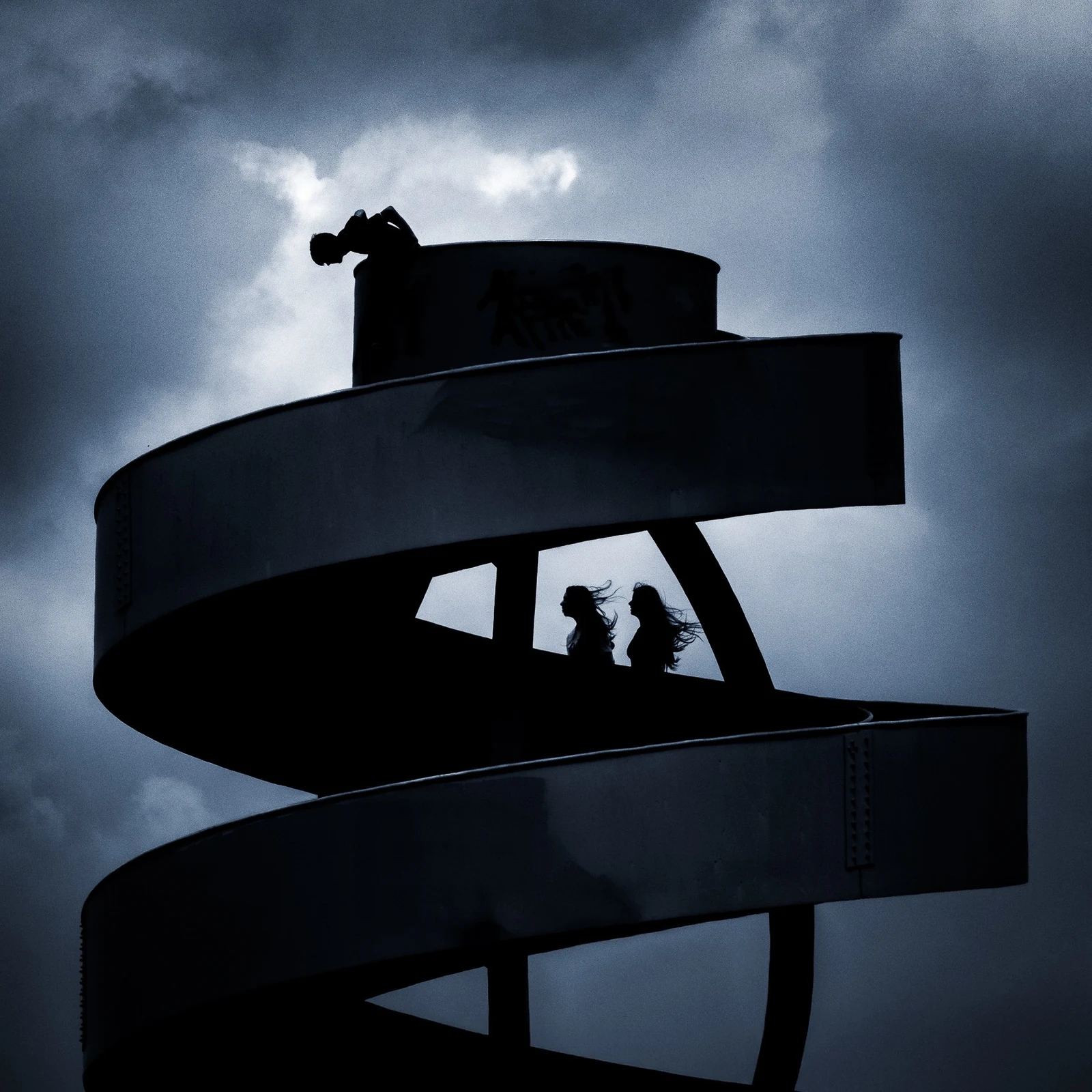 Έφηβοι σε αποβάθρα στη φωτογραφία δρόμου On the Lookout του Marco Wilm