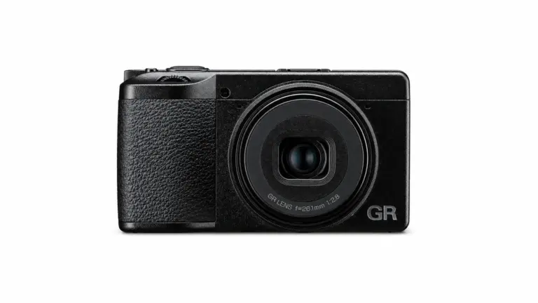 Η RICOH GR IVx σε λευκό φόντο
