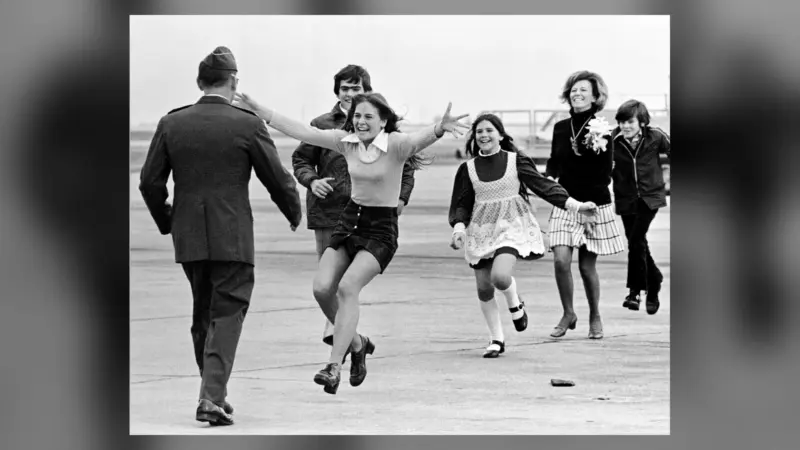 Sal Veder, Photographer of the Iconic “Burst of Joy,” Dies at 99