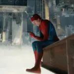 Ο Spider-Man κάθεται σε κτίριο με ανεστραμμένη πόλη στο φόντο