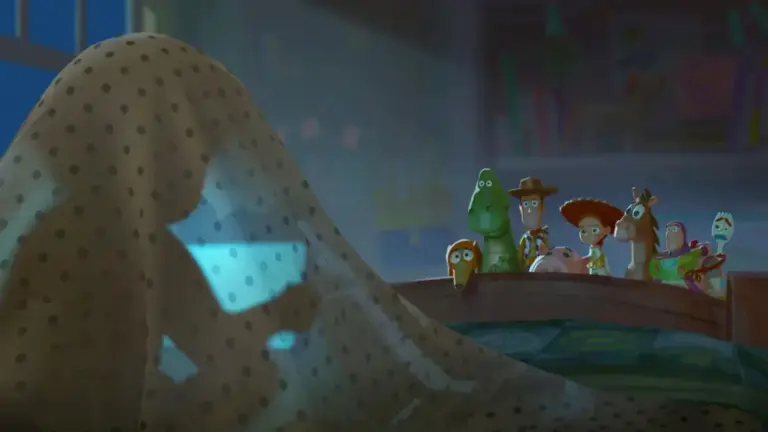 Οι Woody, Buzz Lightyear, Jessie και τα υπόλοιπα παιχνίδια κοιτούν τη φωτεινή οθόνη στο Toy Story 5