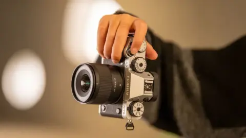 Η Viltrox ντύνει στα ασημί τρεις φακούς για τις Fujifilm