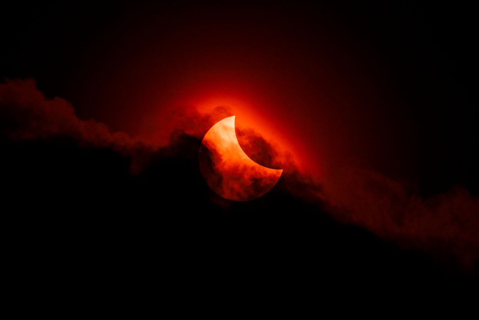 Moody Partial Solar Eclipse του/της James McBeath, Highly Commended, Astronomy Photographer of the Year 2026