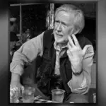 Ο Βρετανός φωτορεπόρτερ Ian Berry με φωτογραφική μηχανή κρεμασμένη στον λαιμό