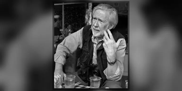Ο Βρετανός φωτορεπόρτερ Ian Berry με φωτογραφική μηχανή κρεμασμένη στον λαιμό