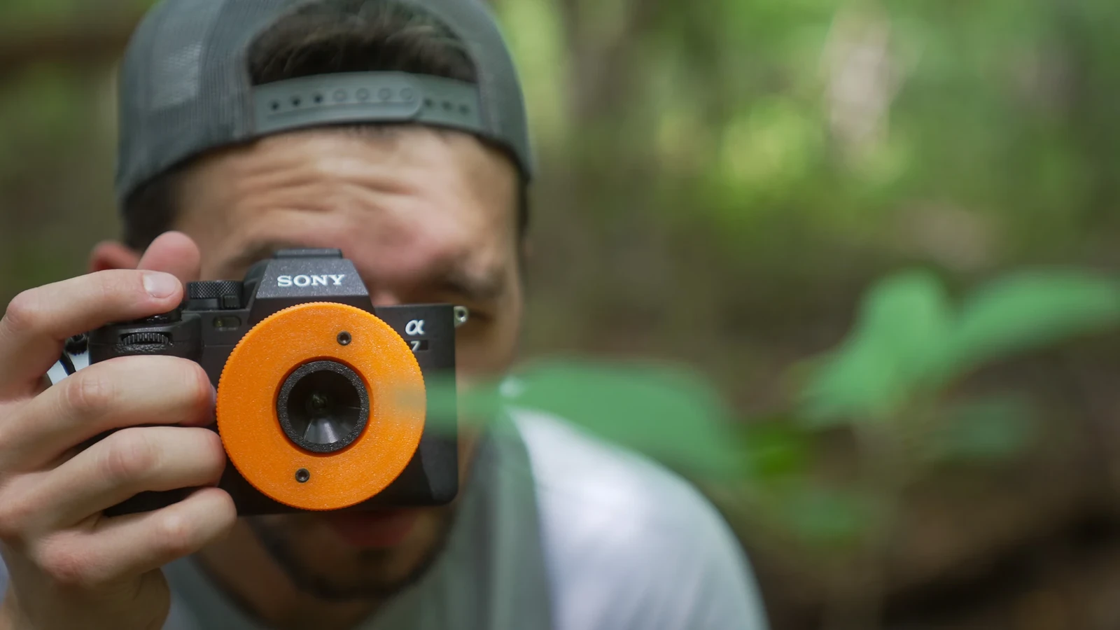 Πορτοκαλί Adapted Optics Everyday Lens σε mirrorless κάμερα Sony