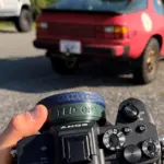 Ο Adapted Optics Everyday Lens τοποθετημένος σε mirrorless κάμερα Sony