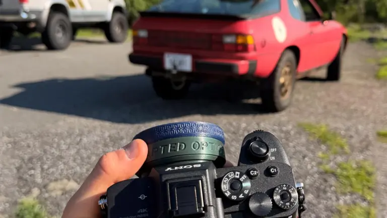 Ο Adapted Optics Everyday Lens τοποθετημένος σε mirrorless κάμερα Sony