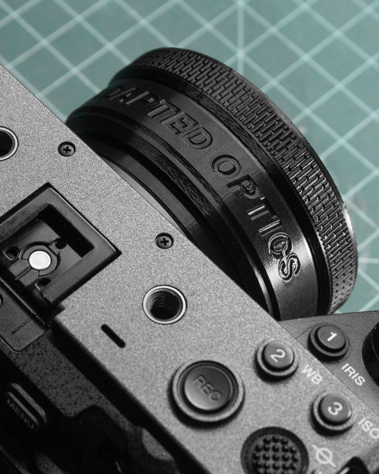 Κοντινή όψη του δακτυλίου εστίασης Brick στον Adapted Optics Everyday Lens