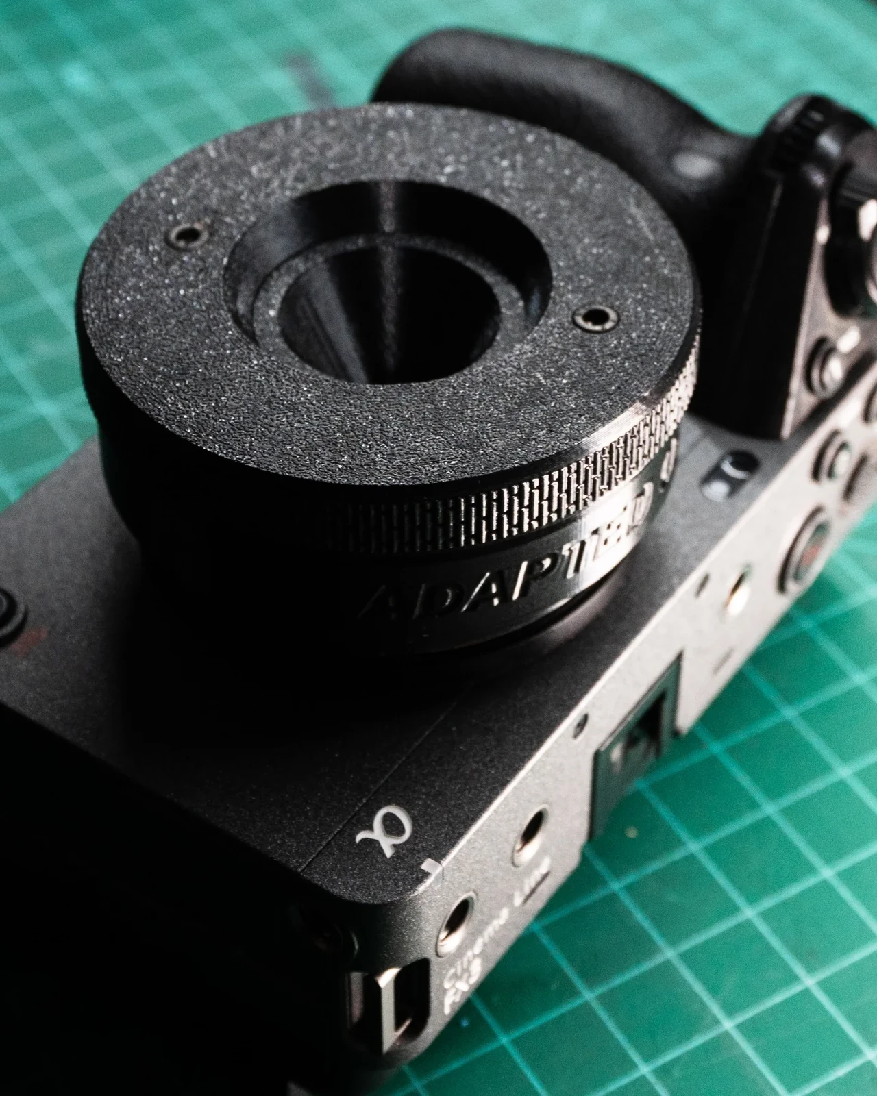 Μπροστινή όψη του Adapted Optics Everyday Lens και του ανοίγματος διαφράγματος