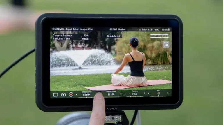 Το Atomos Shinobi 7 II σε χρήση ως εξωτερικό monitor κατά τη διάρκεια γυρίσματος