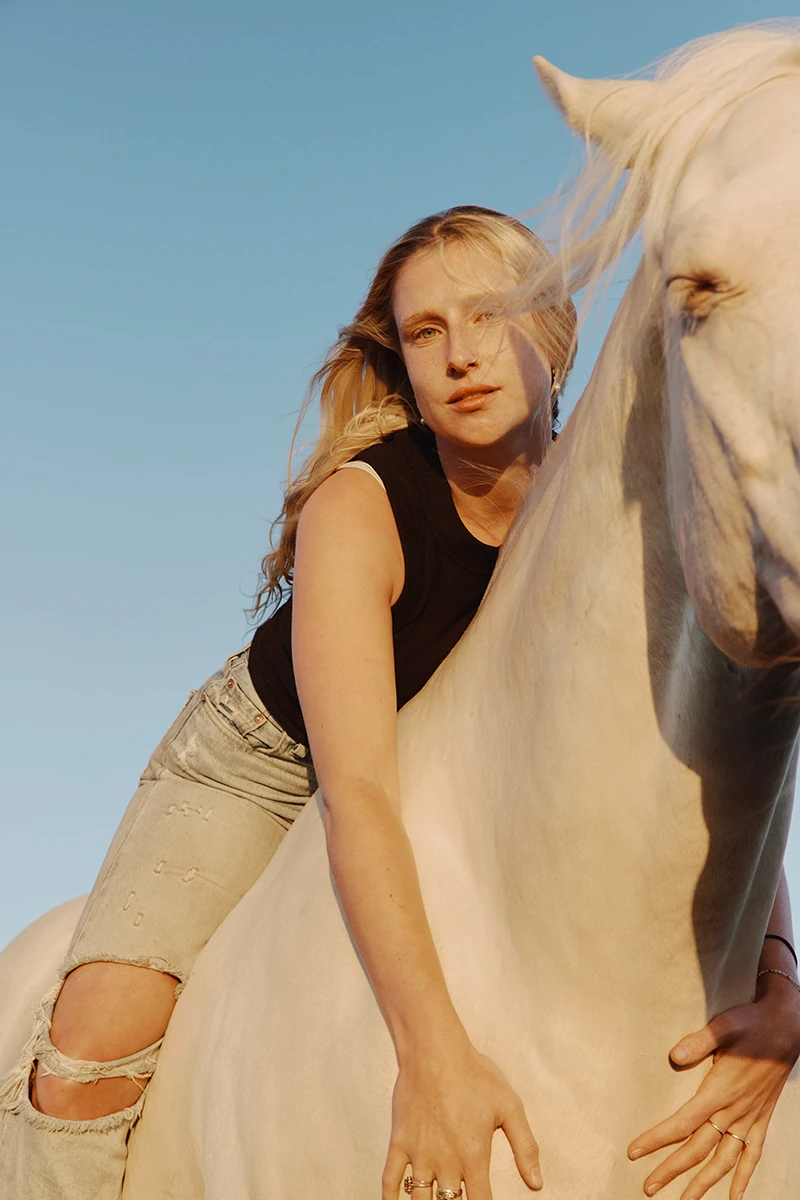 Η Billie Marten πάνω σε λευκό άλογο, πορτρέτο της Frances Carter