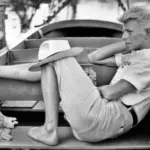 Ο David Bowie καθισμένος σε βάρκα στον ποταμό Chao Phraya της Μπανγκόκ το 1983