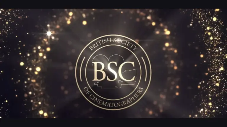 Λογότυπο της British Society of Cinematographers σε σκούρο φόντο με χρυσές φωτεινές αντανακλάσεις