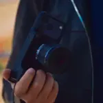 Η Caira σε χρήση για λήψη βίντεο με iPhone