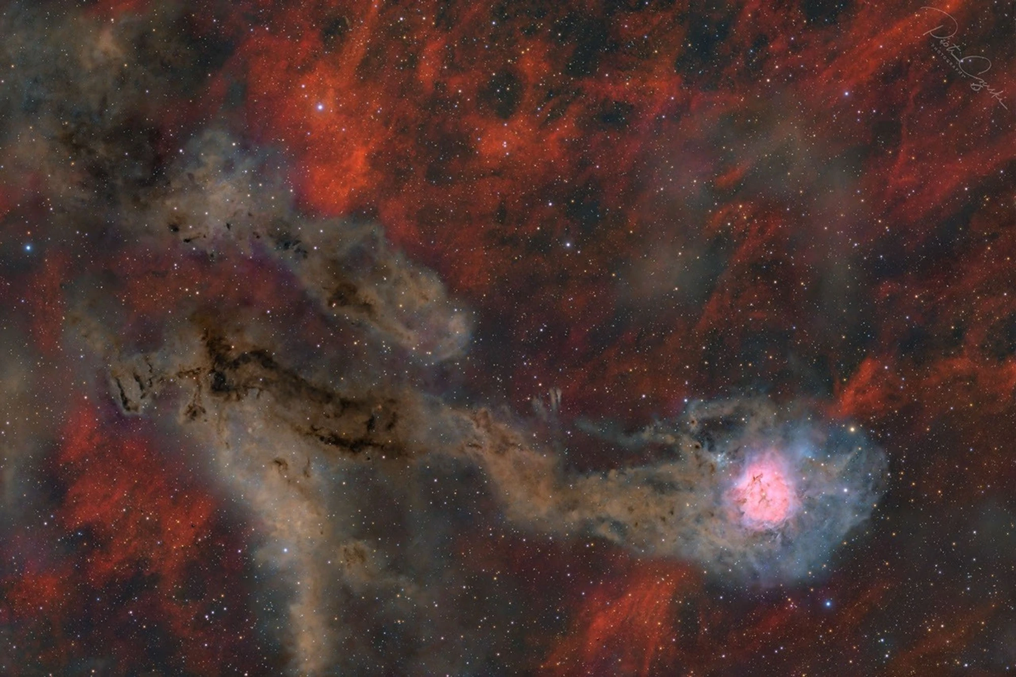 Το Cocoon Nebula IC 5146 στον Κύκνο με τη σκοτεινή ουρά διαστρικής σκόνης