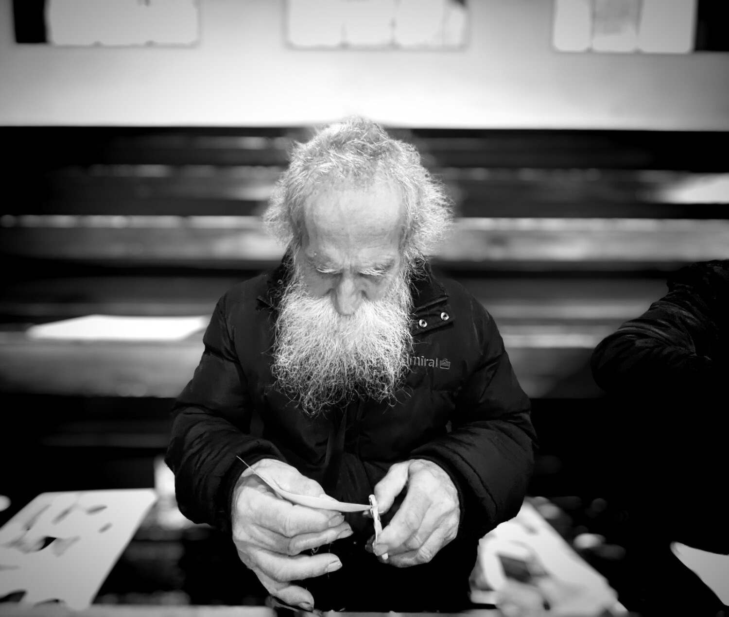 Ασπρόμαυρη φωτογραφία δρόμου από την έκθεση COSMOS της Humanlinks