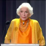 Η Ellen Burstyn με κίτρινο φόρεμα μιλά κατά την απονομή του τιμητικού Χρυσού Λέοντα στη Βενετία.