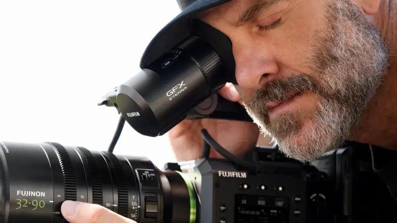 Fujifilm GFX ETERNA 55: Το νέο EVF βλέπει όλο το open gate και το iPhone γίνεται control room