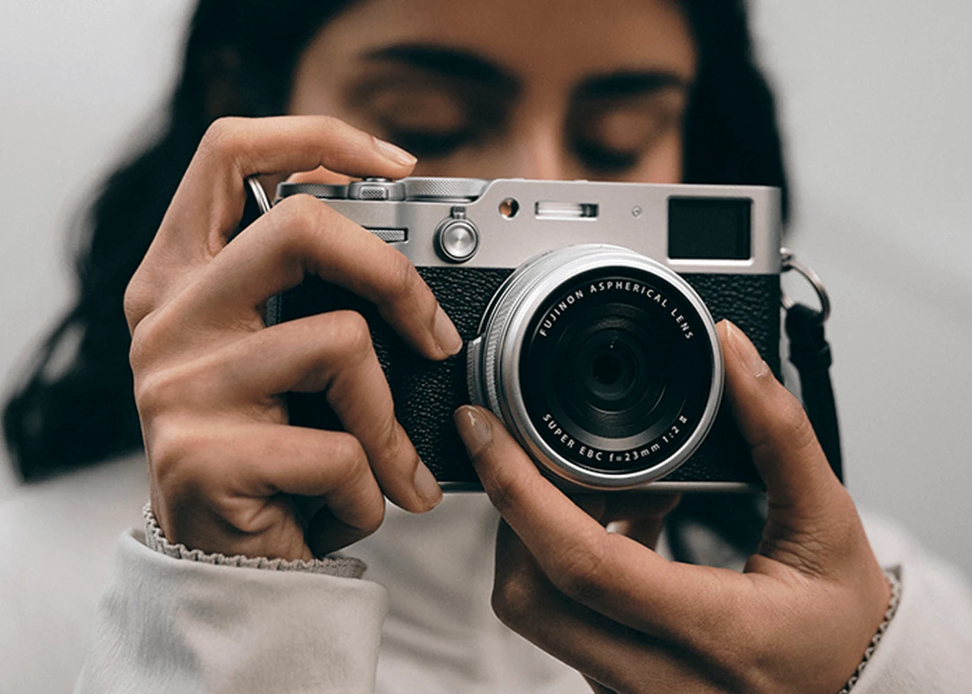 Φωτογράφος χρησιμοποιεί Fujifilm X100VI
