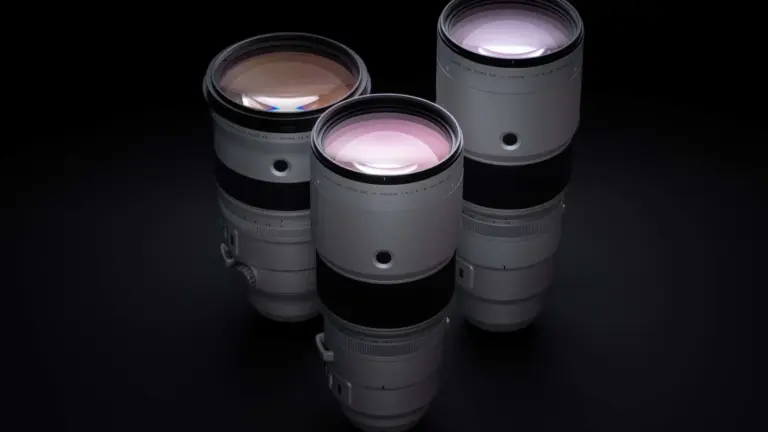 Τρεις Fujinon XF400mmF4.5 R LM OIS WR σε σκούρο φόντο