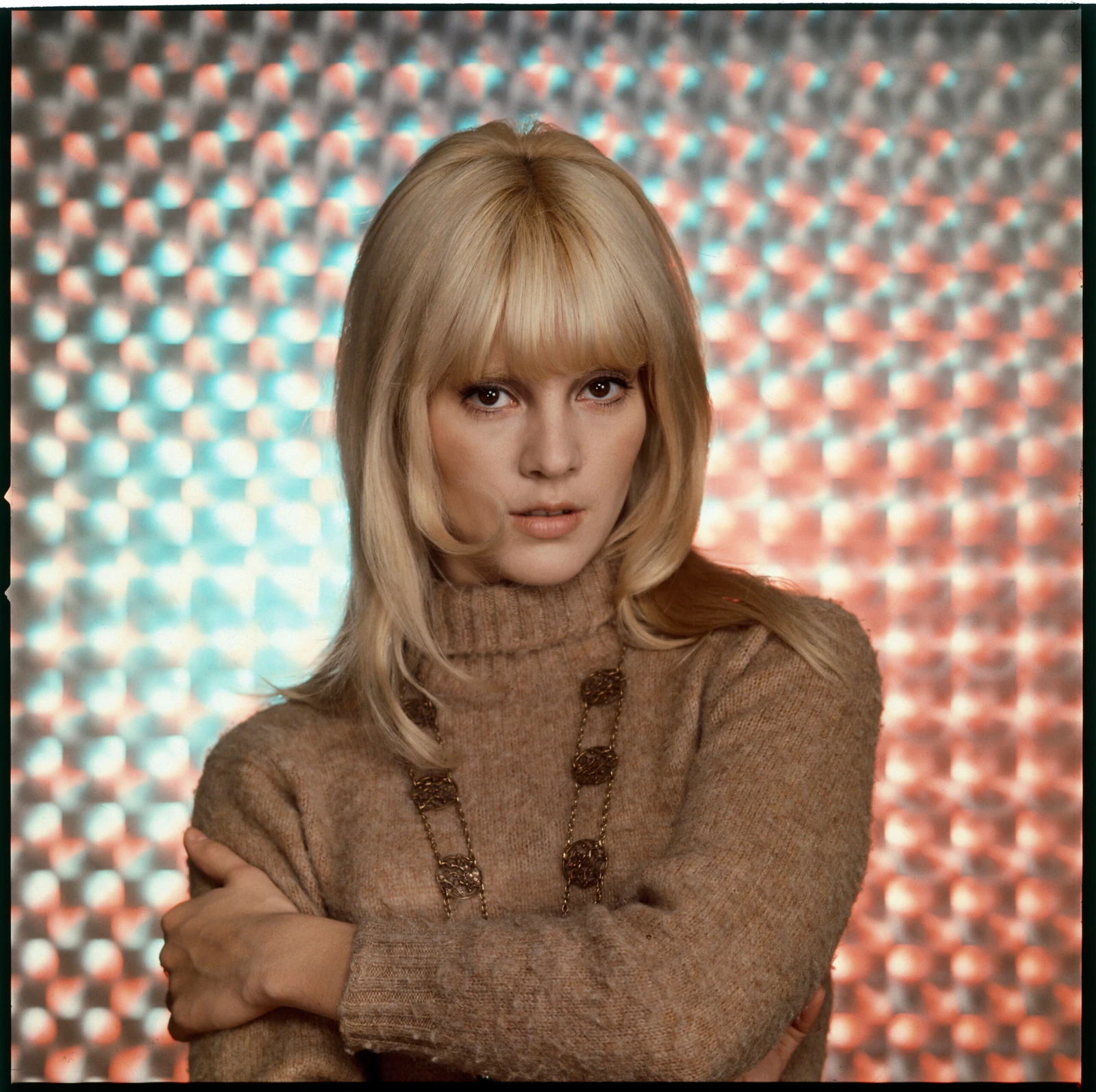 Έγχρωμο πορτρέτο της Sylvie Vartan από τον Sam Lévin
