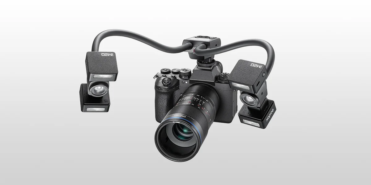 Το Godox MA2 με δύο μικρά flash τοποθετημένα στις άκρες των εύκαμπτων βραχιόνων