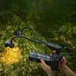 Το Godox MA2 με δύο εύκαμπτους βραχίονες πάνω σε mirrorless κάμερα κατά τη φωτογράφιση macro