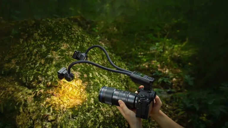 Το Godox MA2 με δύο εύκαμπτους βραχίονες πάνω σε mirrorless κάμερα κατά τη φωτογράφιση macro