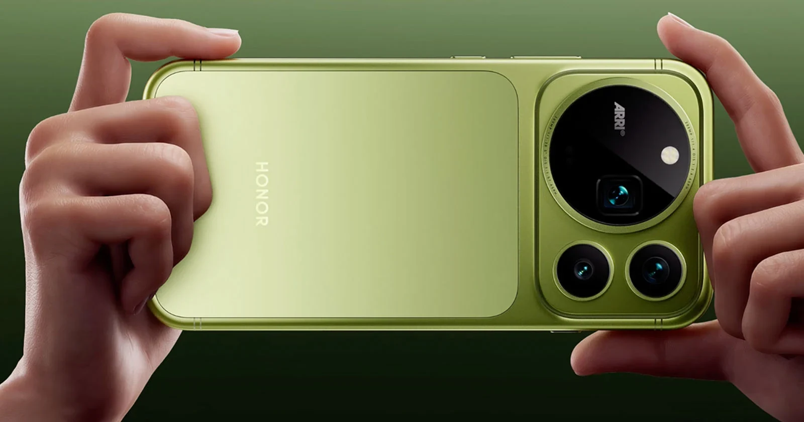 HONOR Magic9 Pro Max κρατημένο οριζόντια για λήψη