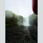 Ο καταρράκτης Skógafoss σε φωτογραφία της Blanche Mortemard με δάχτυλο στο πάνω δεξί μέρος του κάδρου