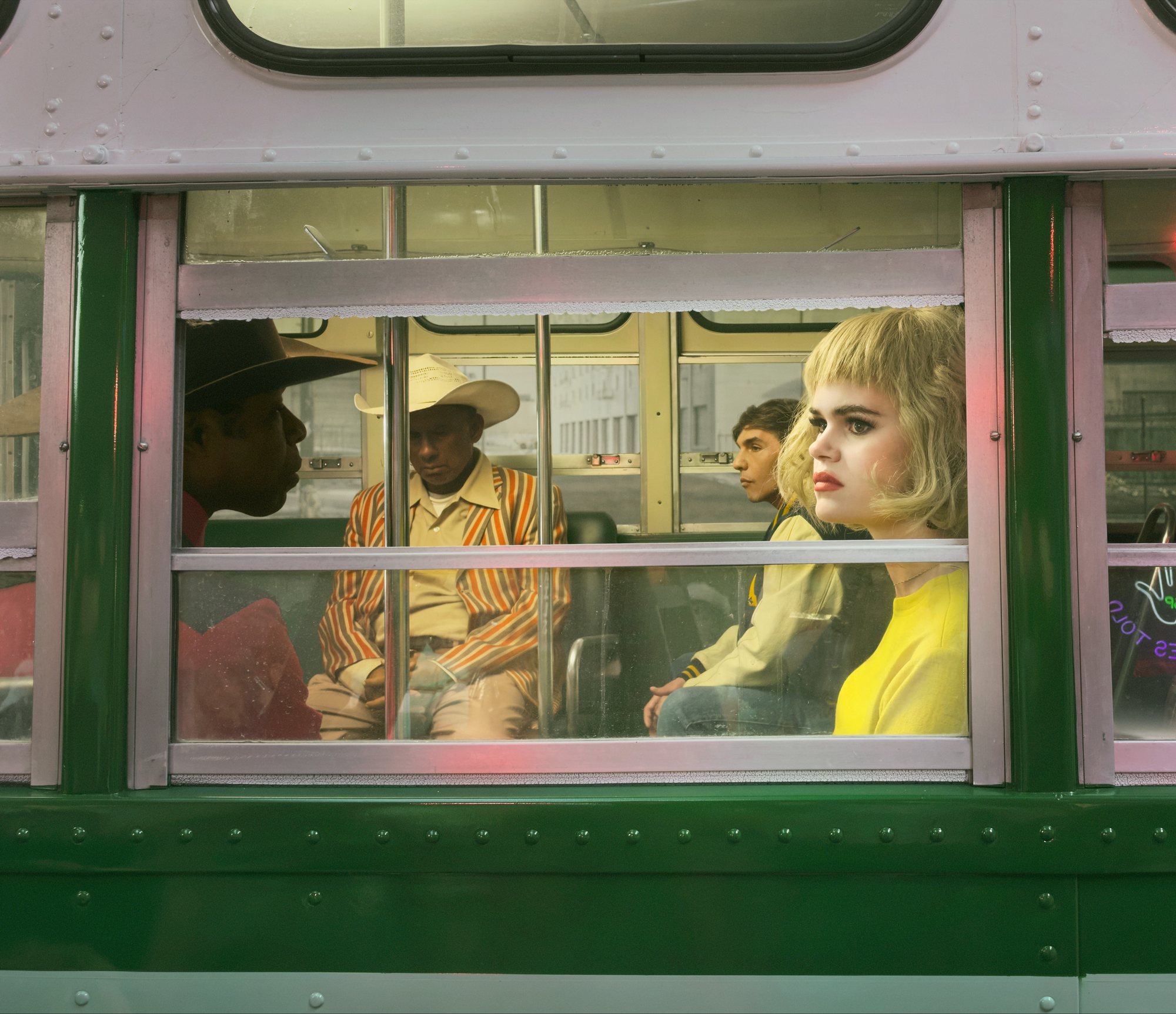 Σκηνή με επιβάτες από τη σειρά της Alex Prager για το What Holds Us