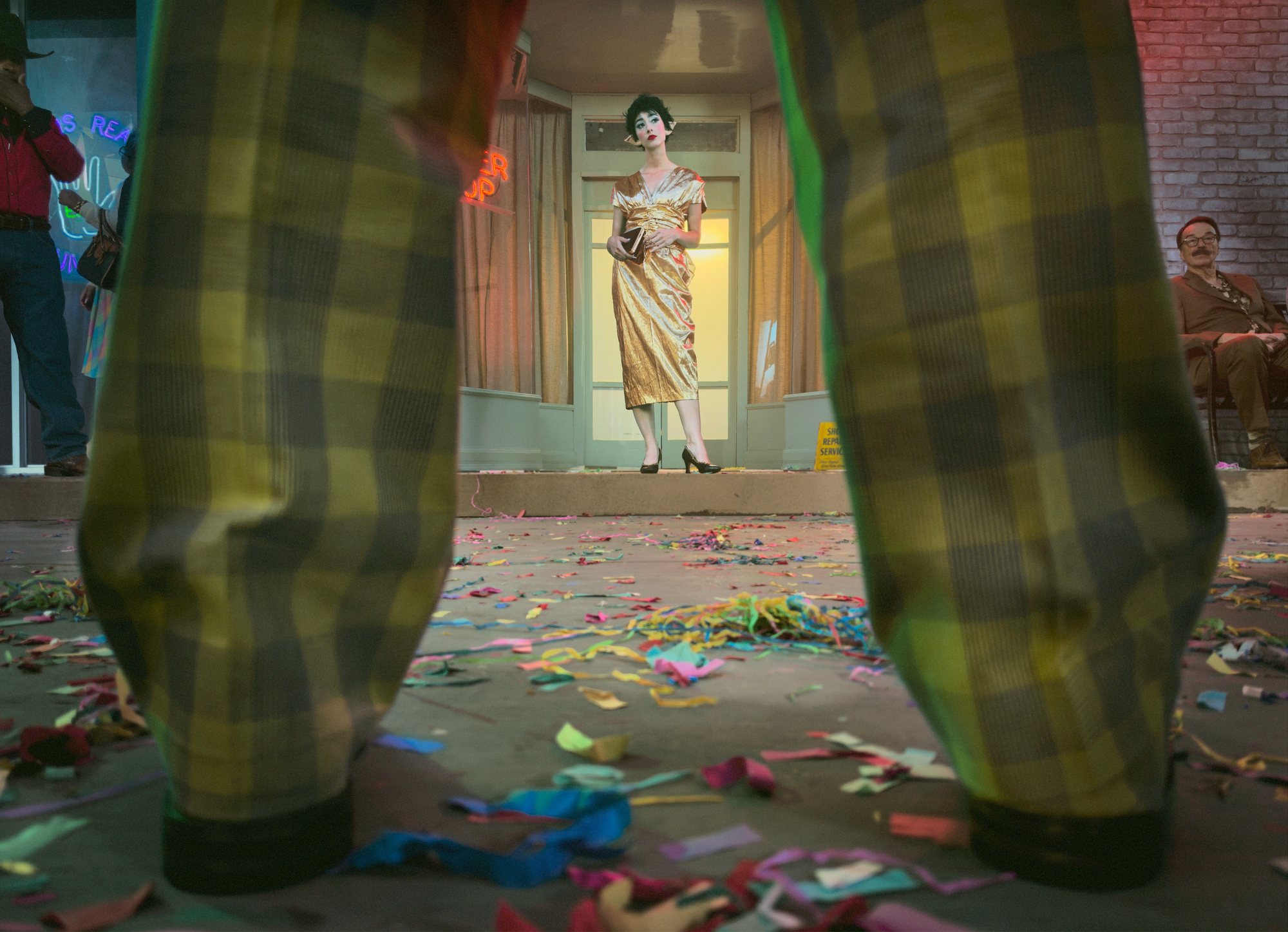 Σκηνή με γυναίκα σε doorway από τη σειρά της Alex Prager