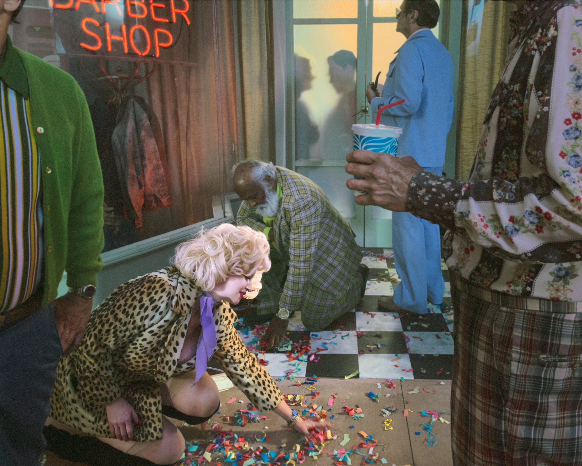 Σκηνή δρόμου με κομφετί από τη σειρά της Alex Prager