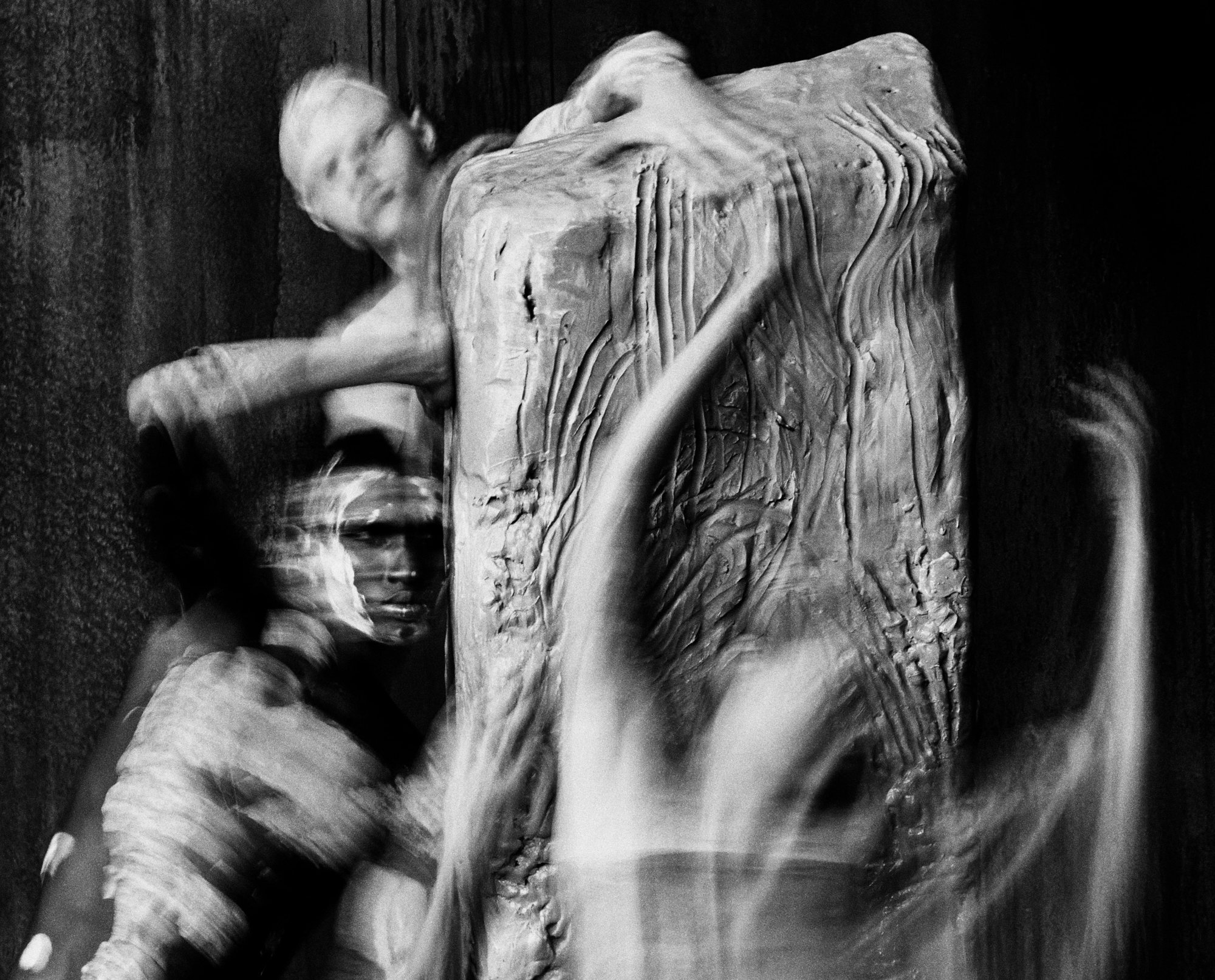 Ασπρόμαυρη εικόνα του Jack Davison από το What Holds Us