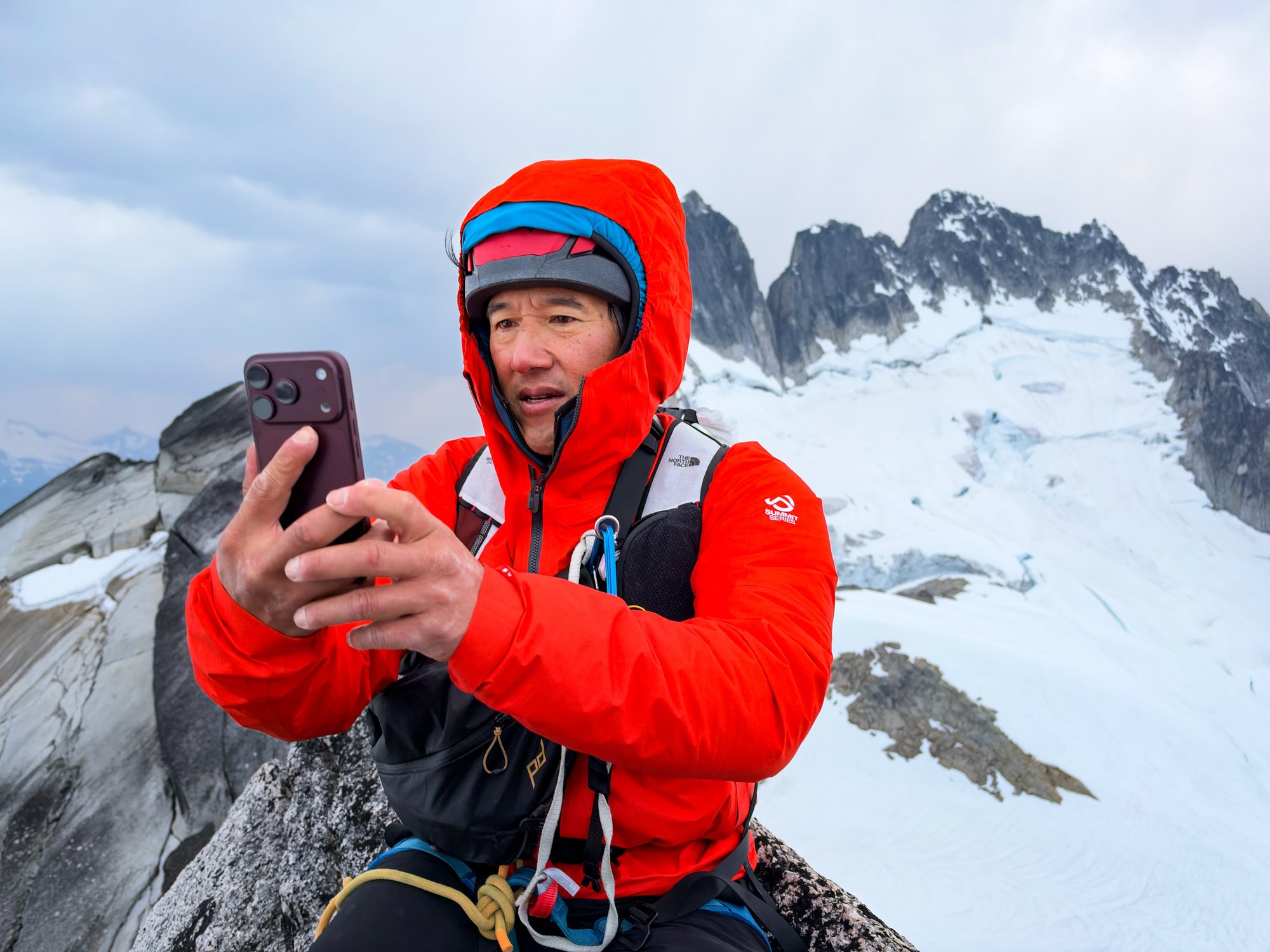 Ο Jimmy Chin φωτογραφίζει με iPhone 18 Pro σε ορεινό περιβάλλον