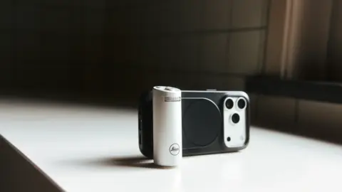 Leica LUX 2.0: Silver Grip, Steve McCurry Look και υποστήριξη iPhone 18 Pro