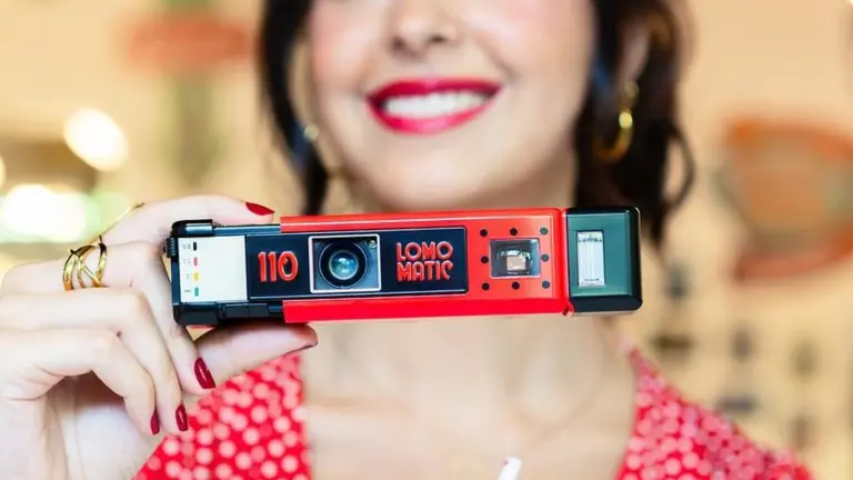 Lomomatic 110 Ladybug: η νέα κόκκινη compact της Lomography για φιλμ 110