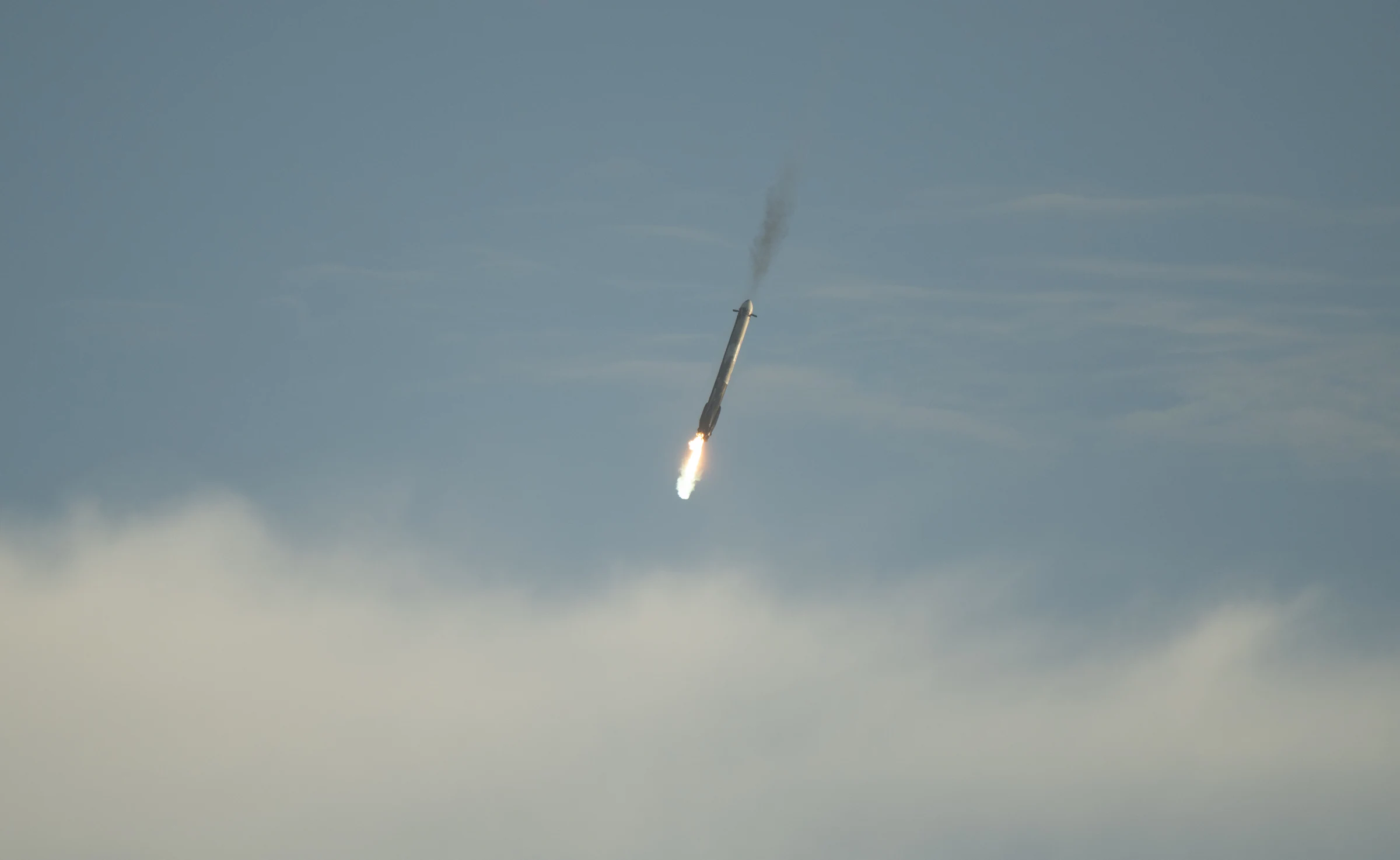 Ένα πλευρικό booster του Falcon Heavy πλησιάζει τη ζώνη προσγείωσης 40