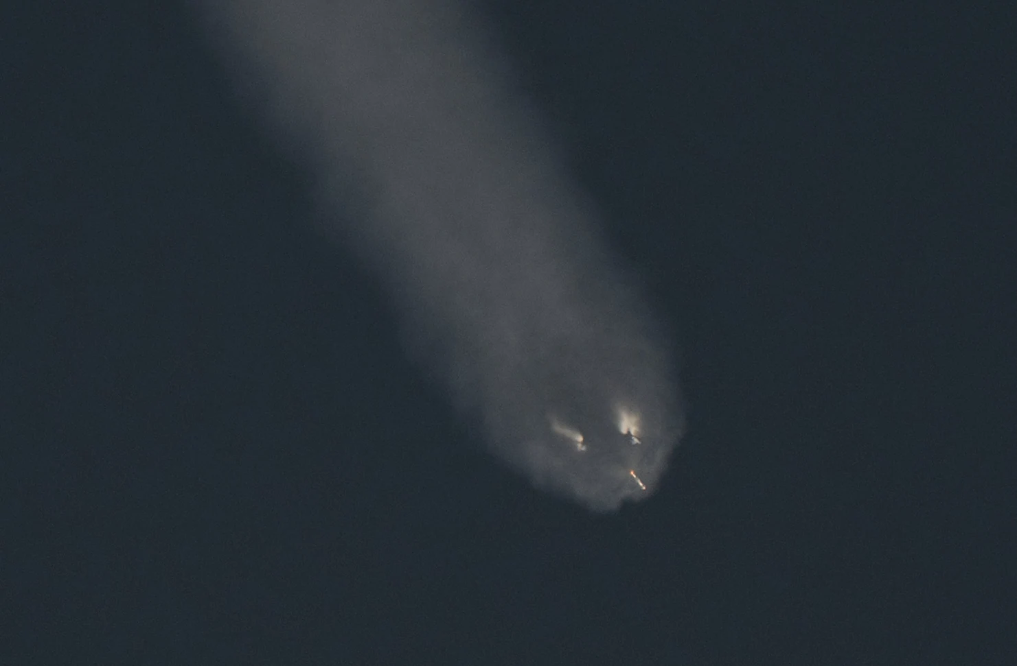 Τα δύο πλευρικά boosters του Falcon Heavy απομακρύνονται από τον κεντρικό πυρήνα