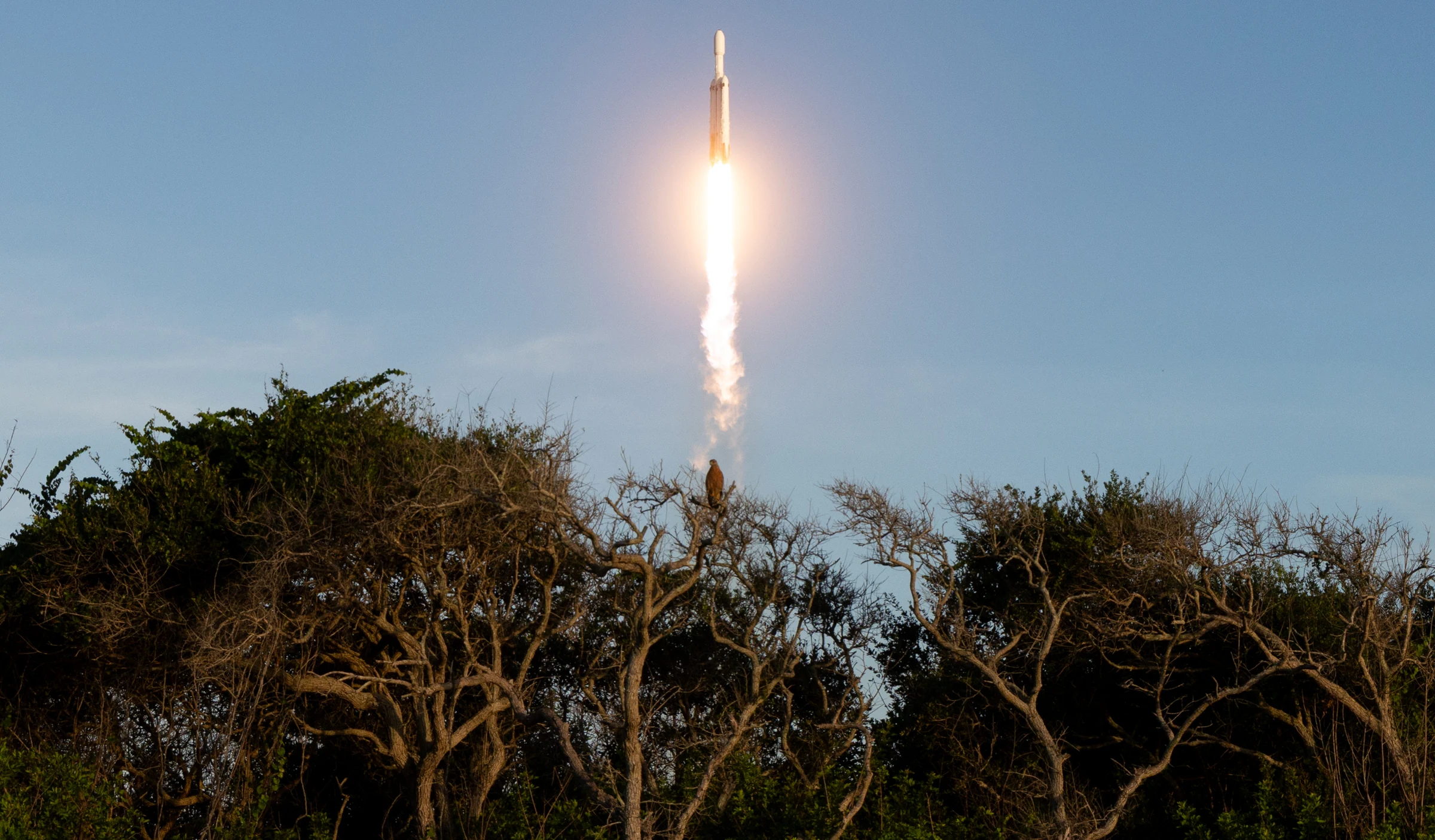 Ο Falcon Heavy εκτοξεύεται από το Kennedy Space Center μεταφέροντας το Nancy Grace Roman