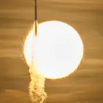Η σιλουέτα του Falcon Heavy με το Nancy Grace Roman Space Telescope μπροστά από τον Ήλιο