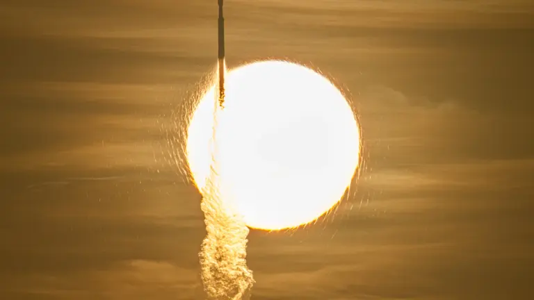 Η σιλουέτα του Falcon Heavy με το Nancy Grace Roman Space Telescope μπροστά από τον Ήλιο