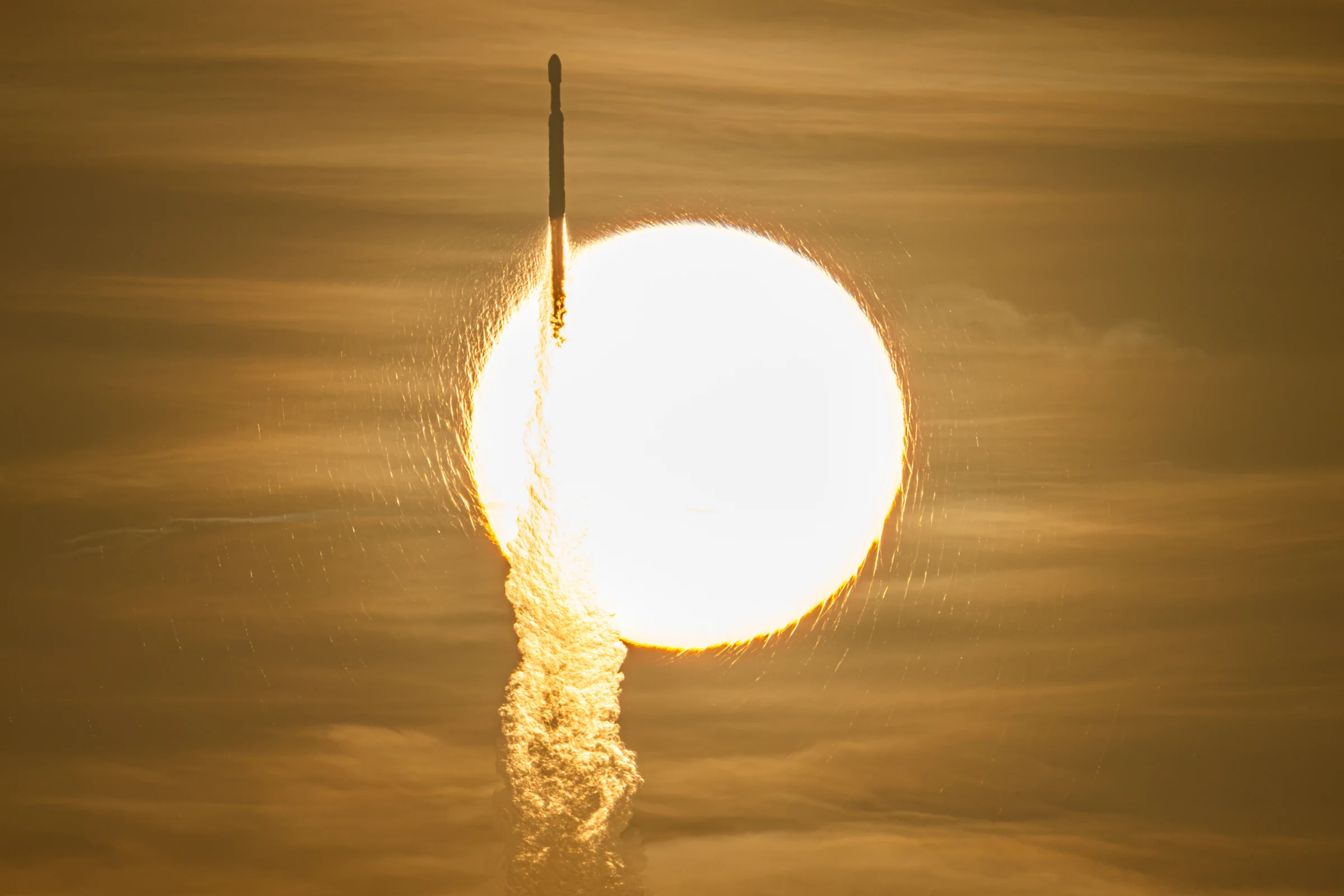 Η σιλουέτα του Falcon Heavy με το Nancy Grace Roman Space Telescope μπροστά από τον Ήλιο