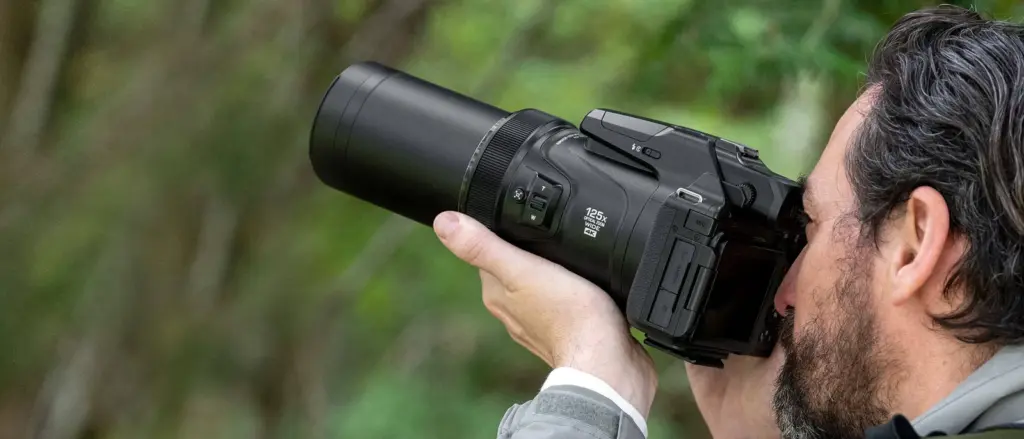 Φωτογράφος χρησιμοποιεί τη Nikon COOLPIX P1100 με τον φακό σε τηλεφακό